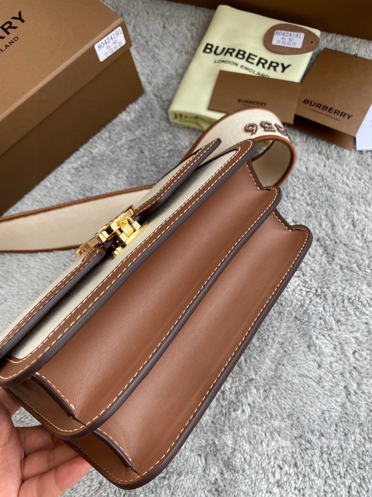 버버리 미니 TB백 내추럴 몰트 브라운