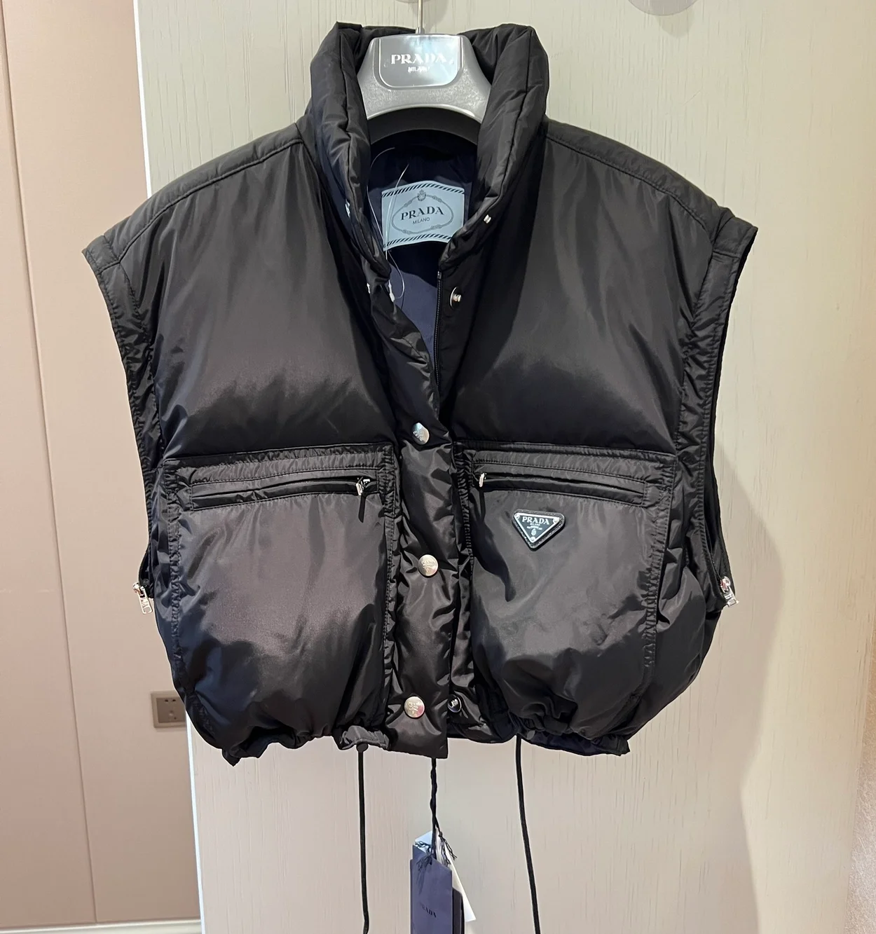 프라다 리나일론 크롭 다운 자켓