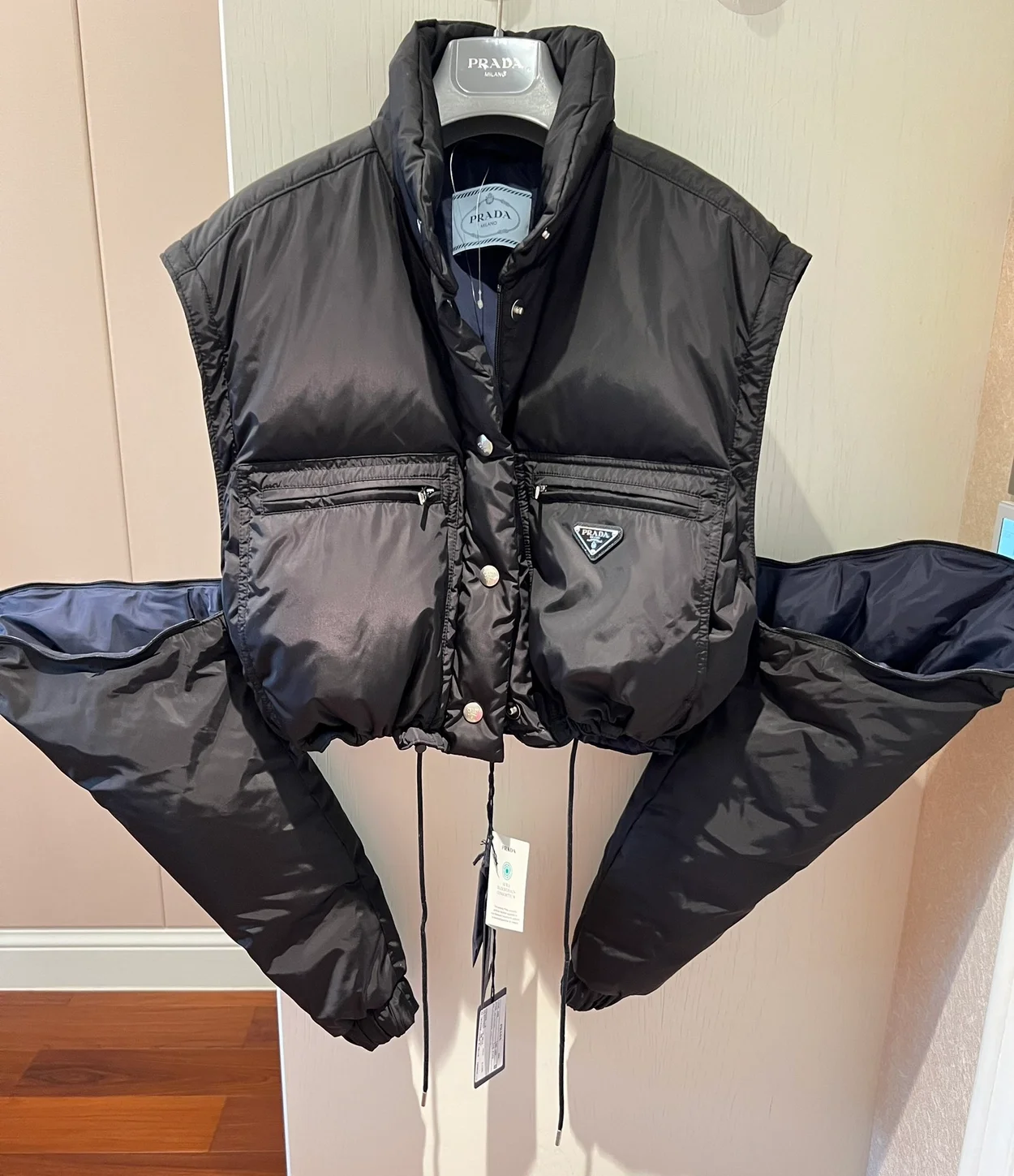 프라다 리나일론 크롭 다운 자켓