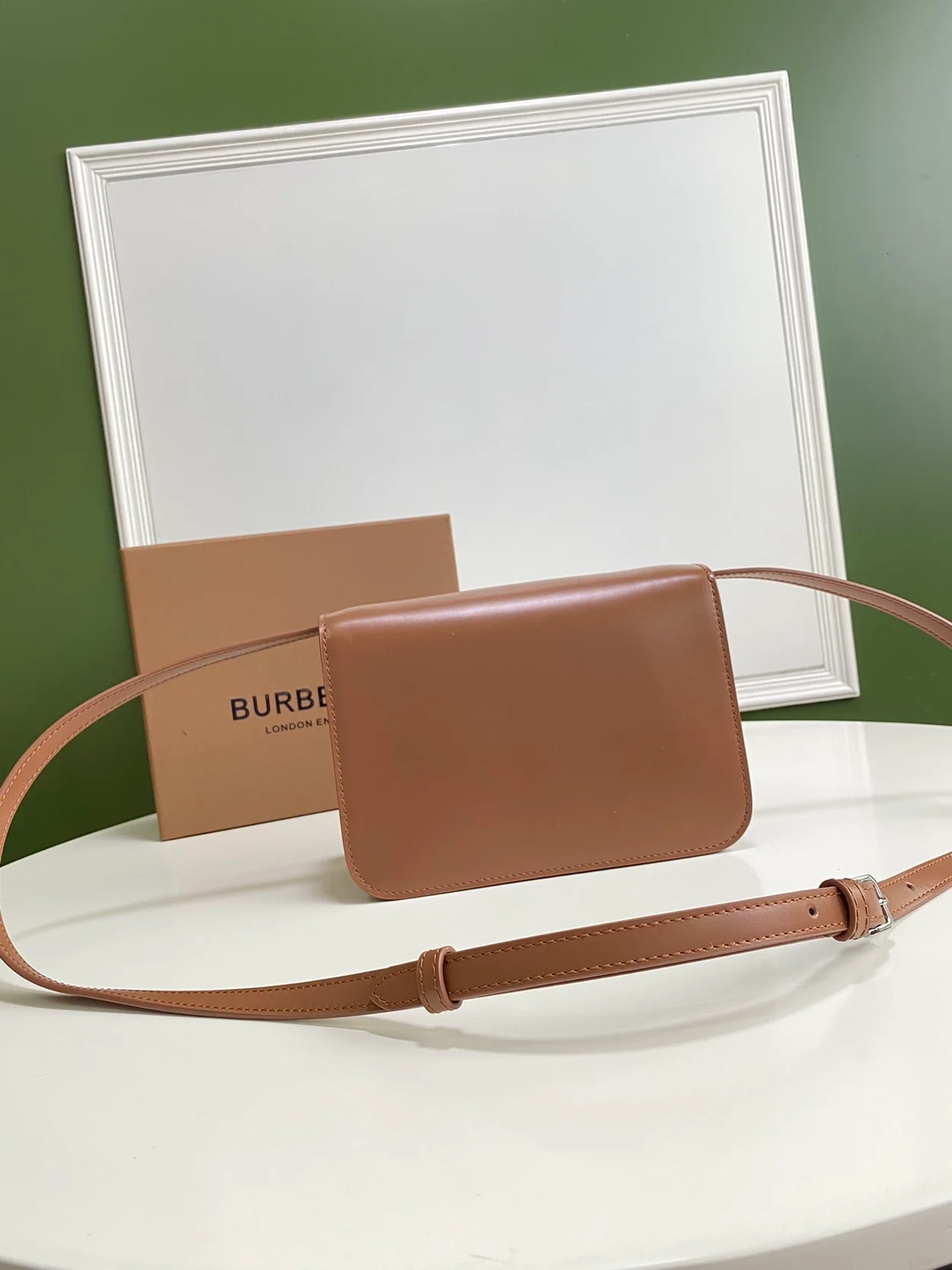 버버리 몰트 브라운 레더 TB 숄더백