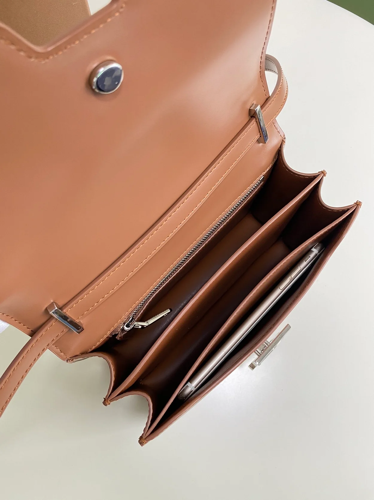 버버리 몰트 브라운 레더 TB 숄더백