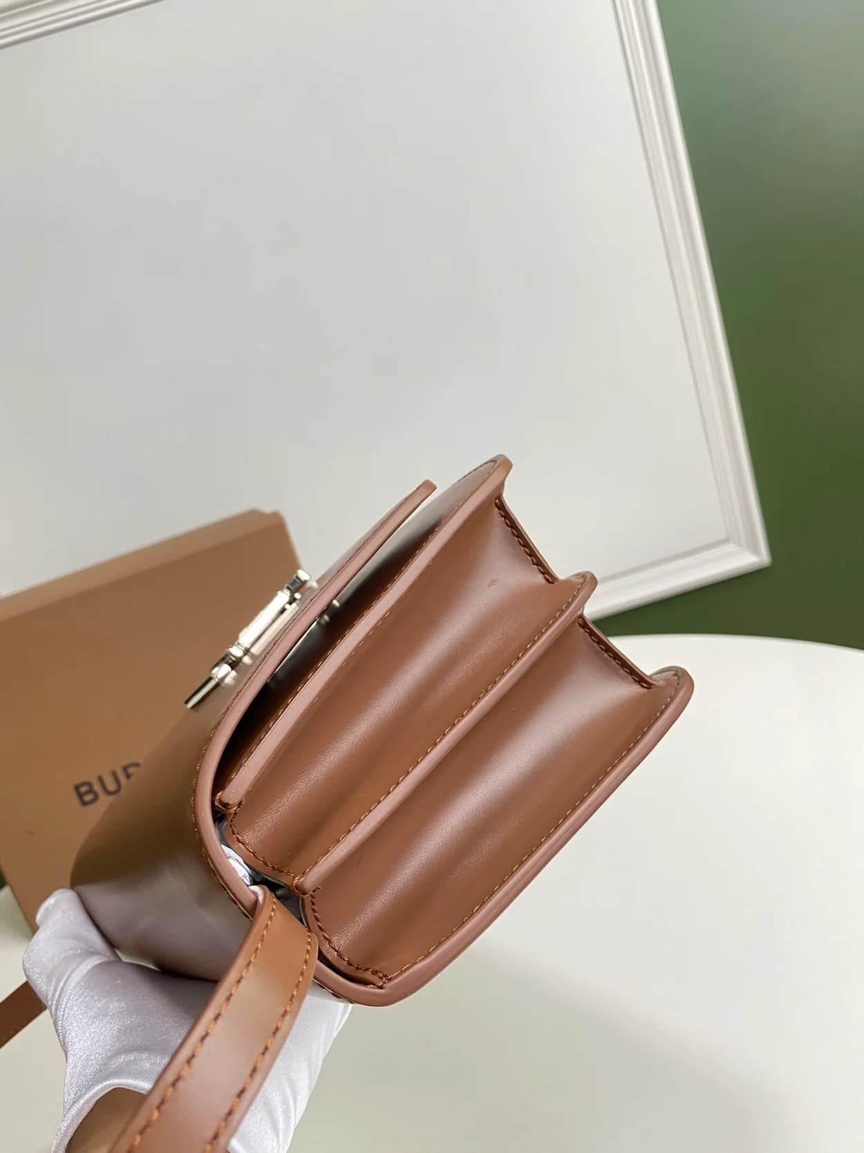 버버리 몰트 브라운 레더 TB 숄더백