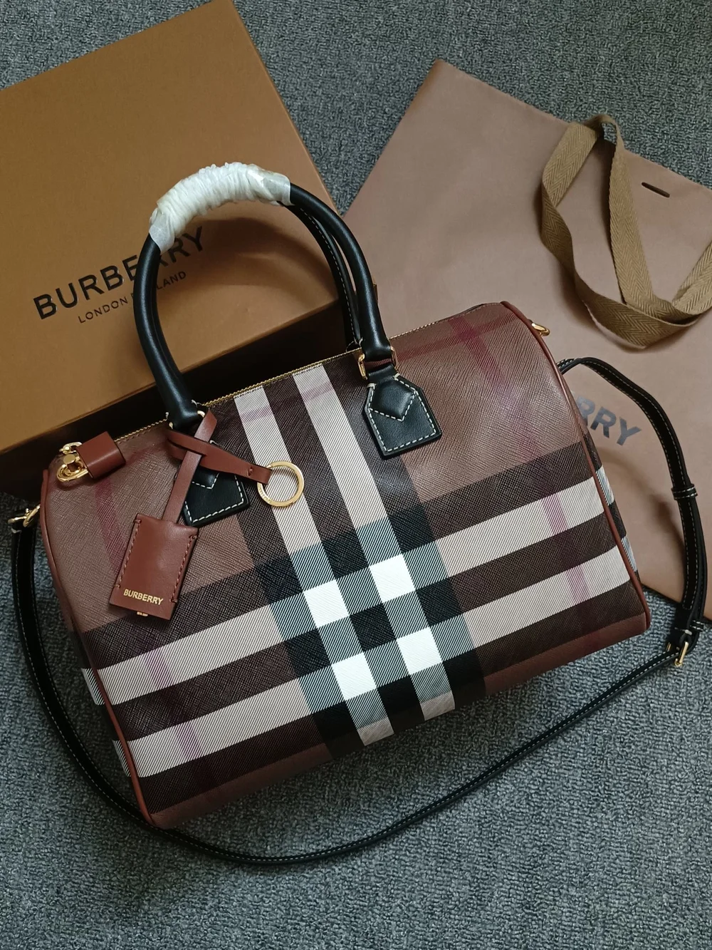 버버리 미디엄 체크 볼링백 브라운