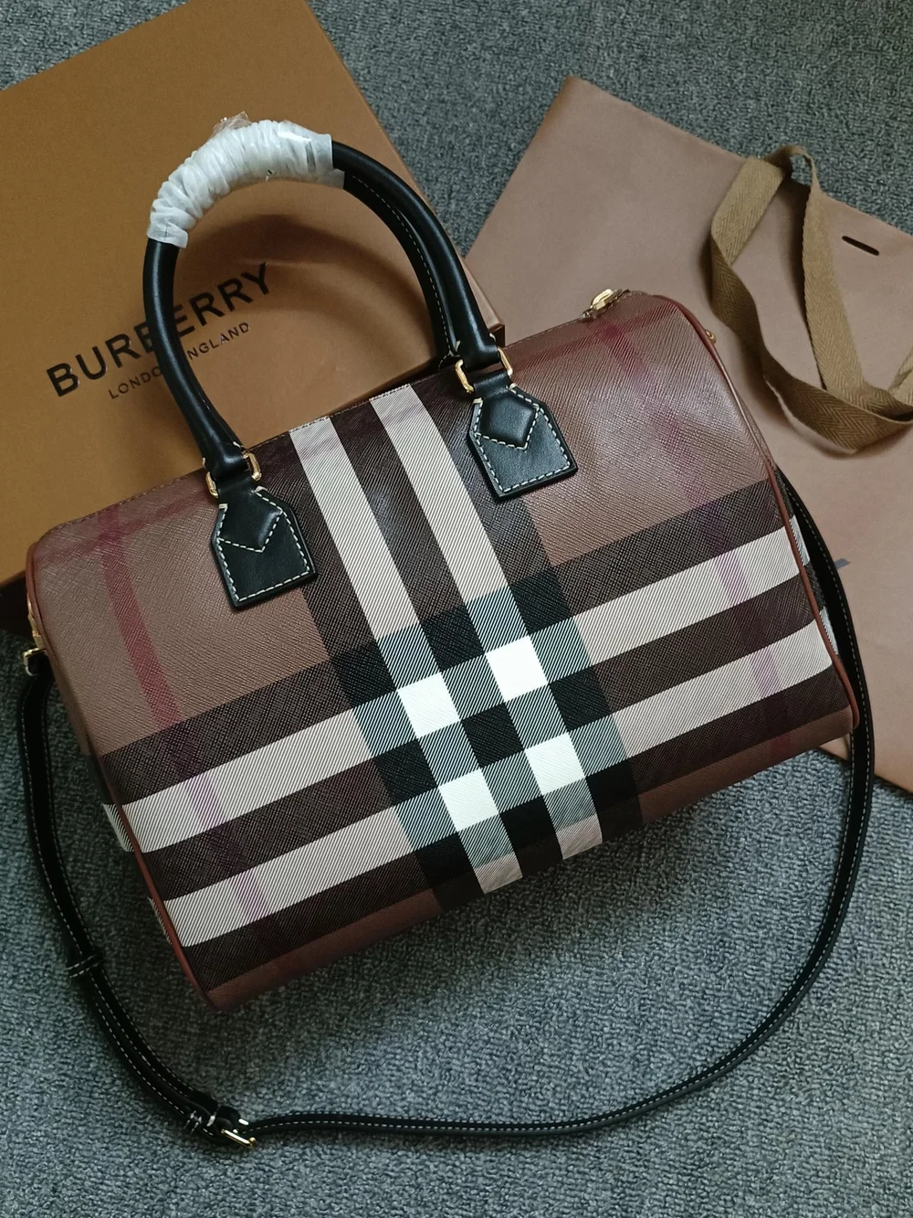 버버리 미디엄 체크 볼링백 브라운