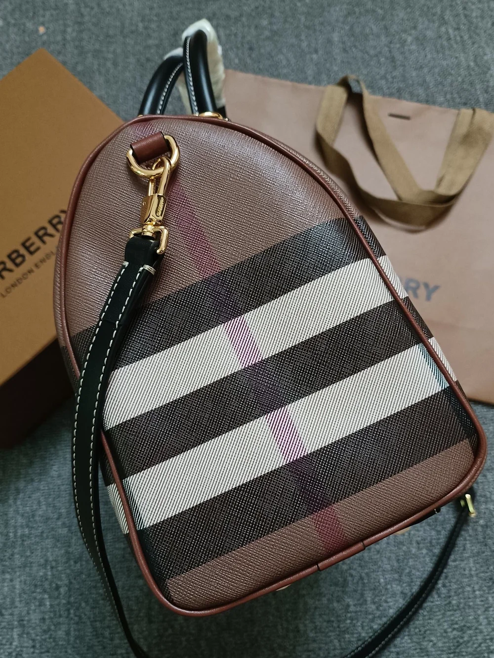 버버리 미디엄 체크 볼링백 브라운