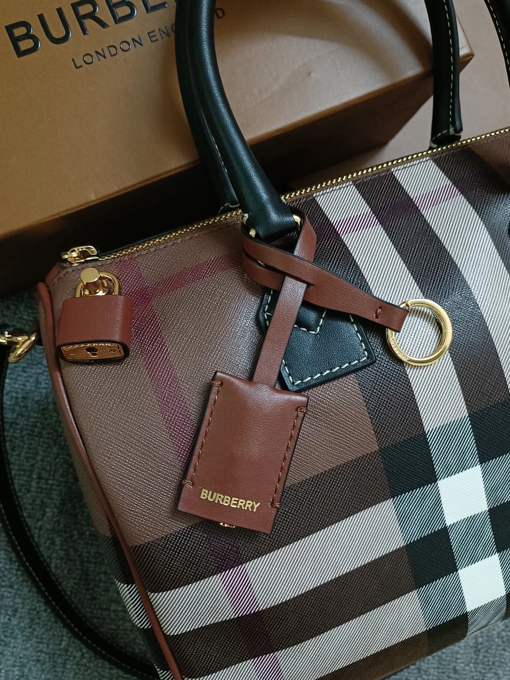 버버리 미디엄 체크 볼링백 브라운