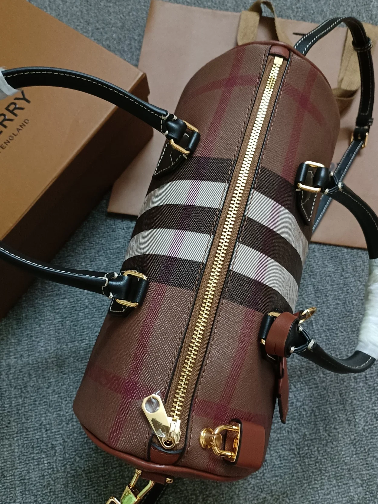 버버리 미디엄 체크 볼링백 브라운