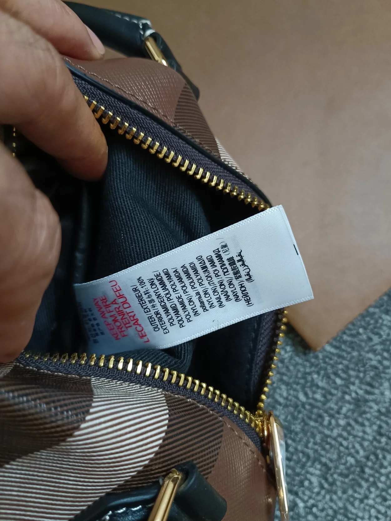 버버리 미디엄 체크 볼링백 브라운