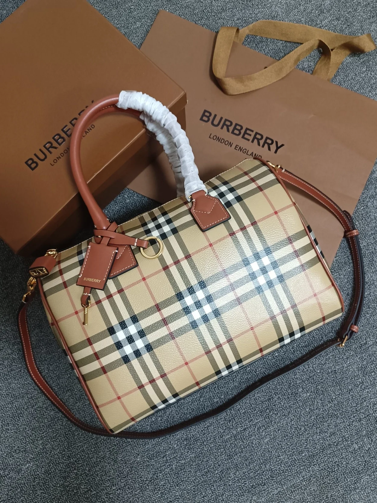 버버리 미디엄 체크 볼링백