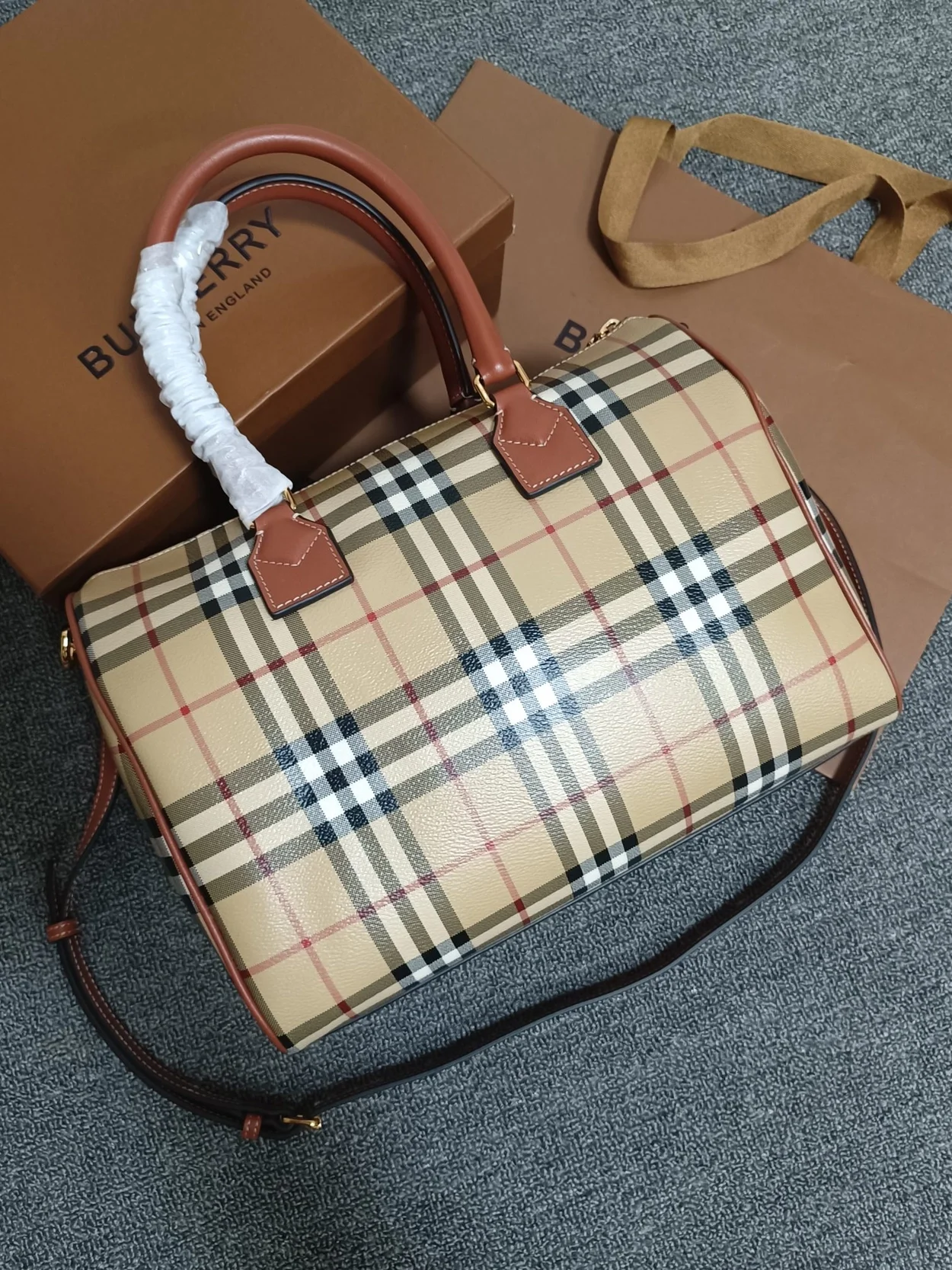 버버리 미디엄 체크 볼링백