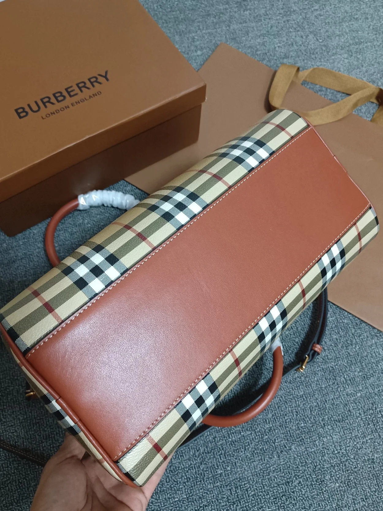 버버리 미디엄 체크 볼링백