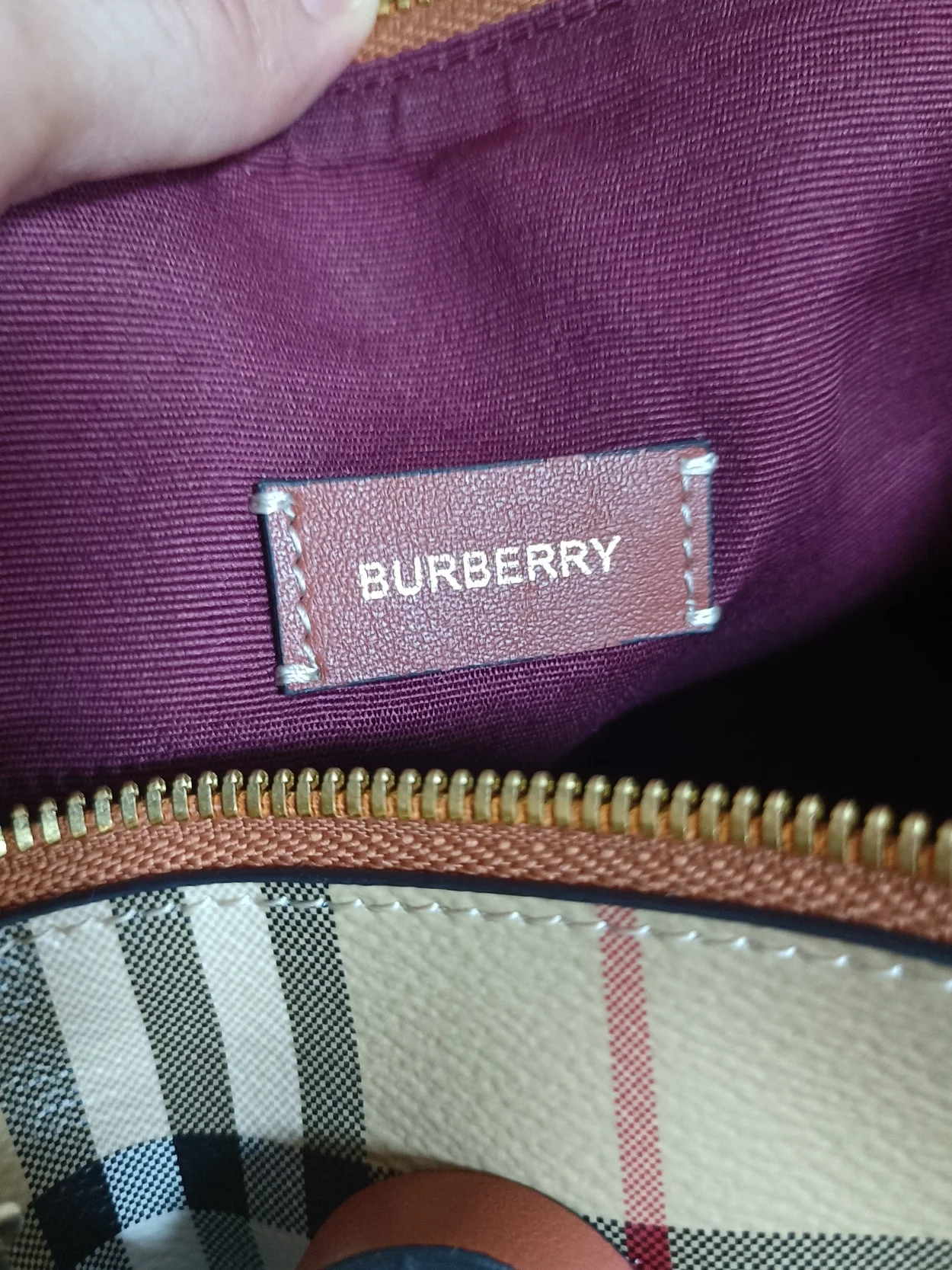버버리 미디엄 체크 볼링백