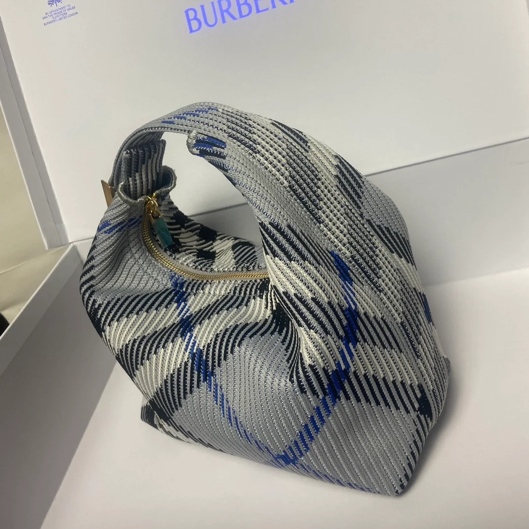 버버리 미니 페그 더플백 블랙