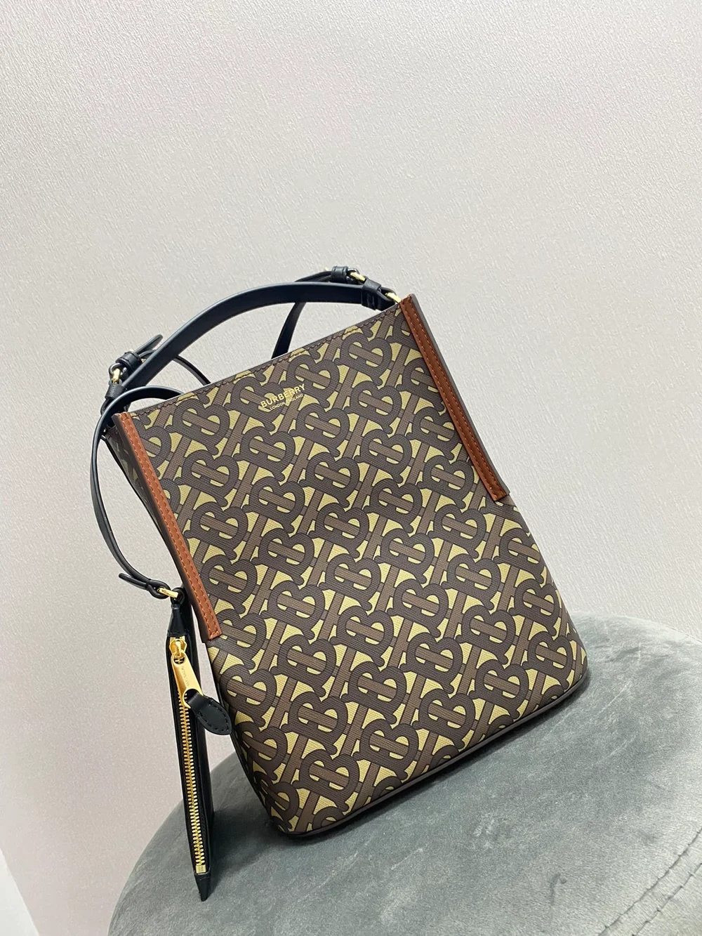 버버리 스몰 모노그램 E 캔버스 버킷백