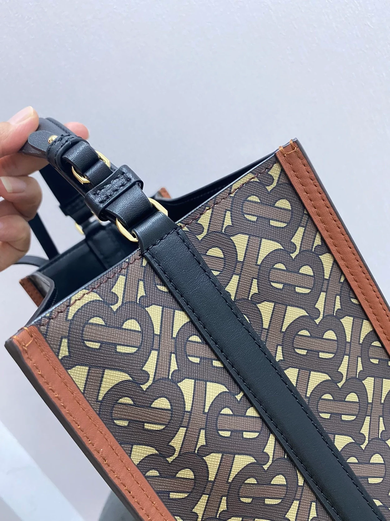 버버리 스몰 모노그램 E 캔버스 버킷백