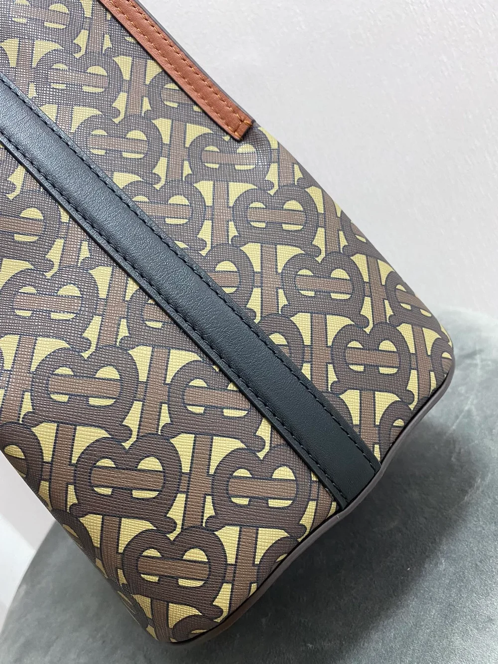 버버리 스몰 모노그램 E 캔버스 버킷백