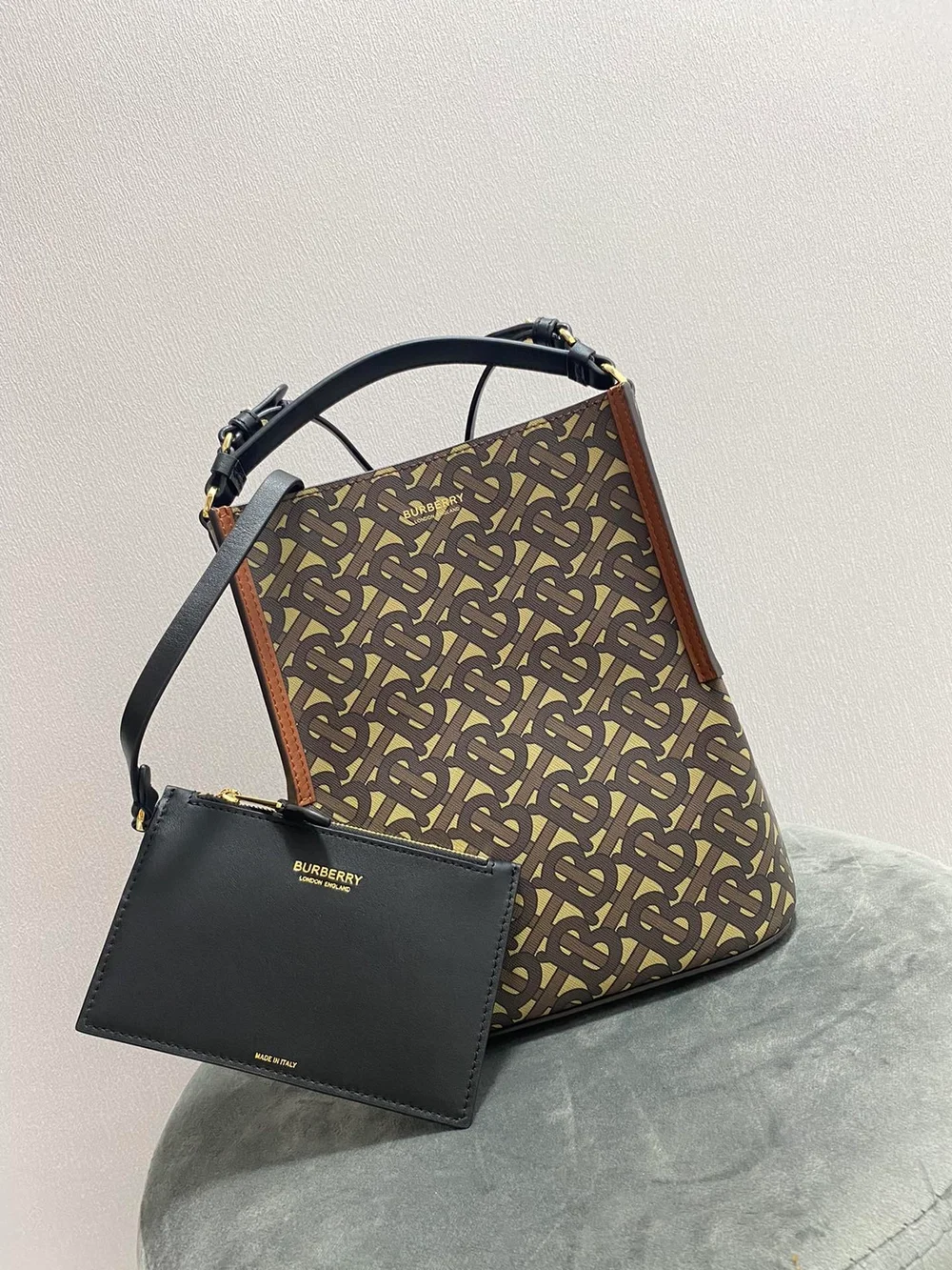 버버리 스몰 모노그램 E 캔버스 버킷백