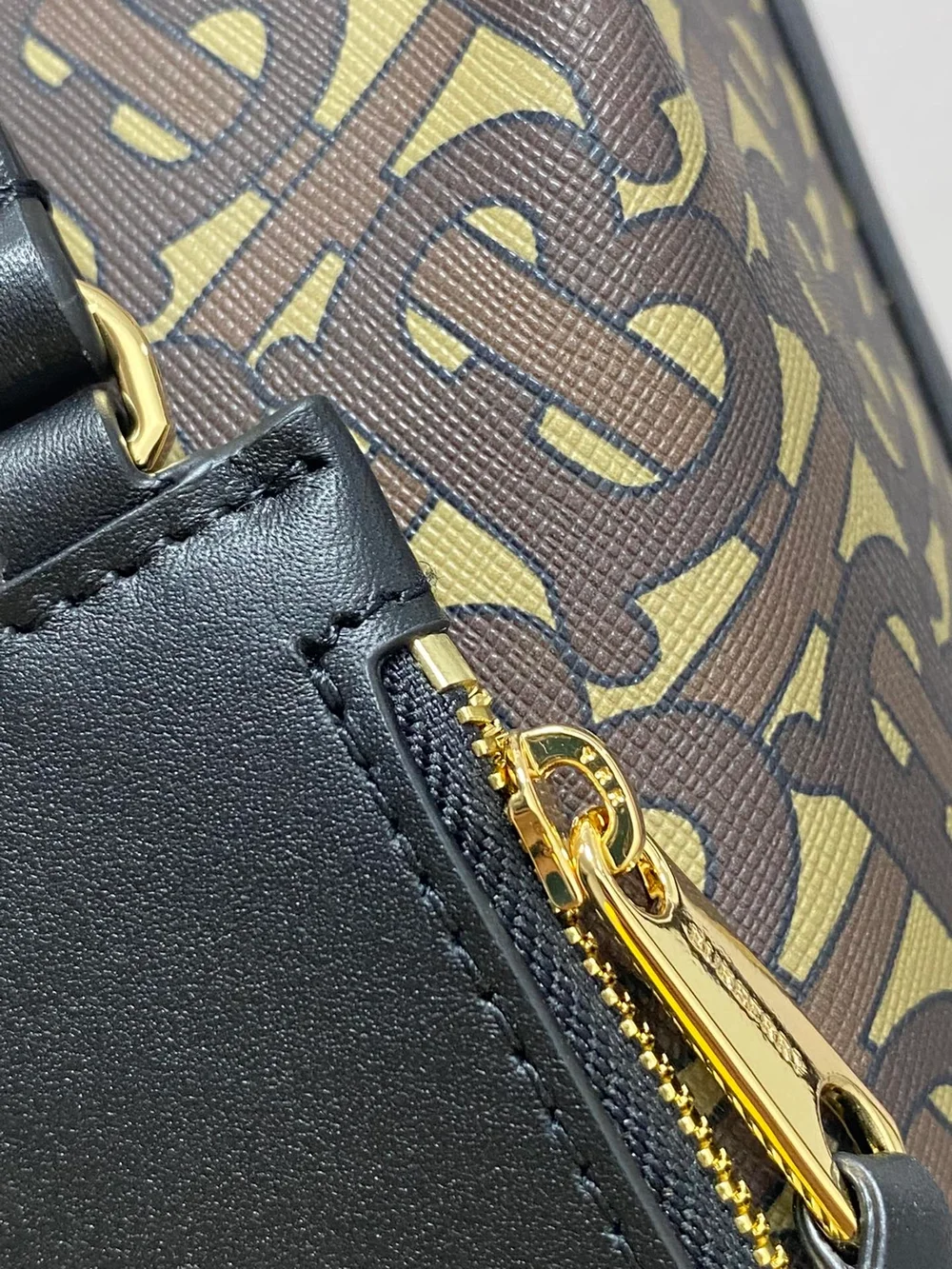 버버리 스몰 모노그램 E 캔버스 버킷백