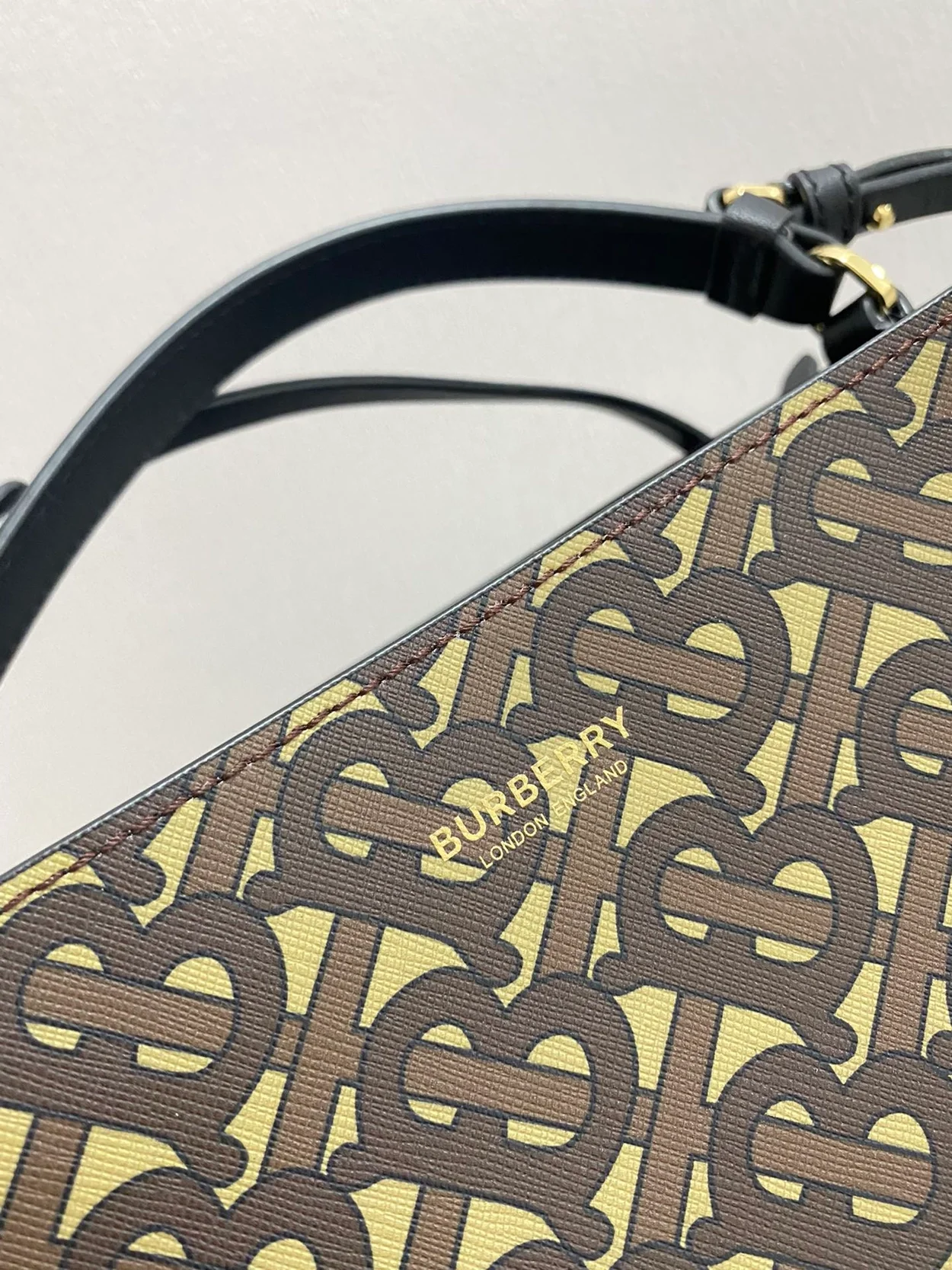 버버리 스몰 모노그램 E 캔버스 버킷백