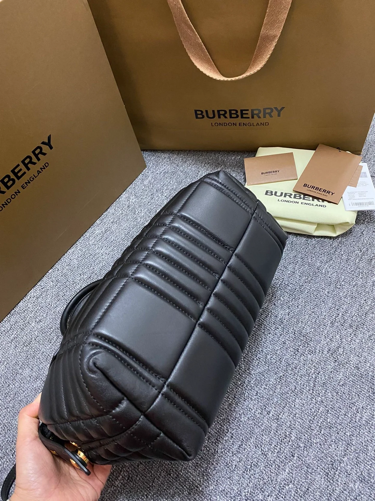 버버리 캐서린 퀄팅 레더 토트백