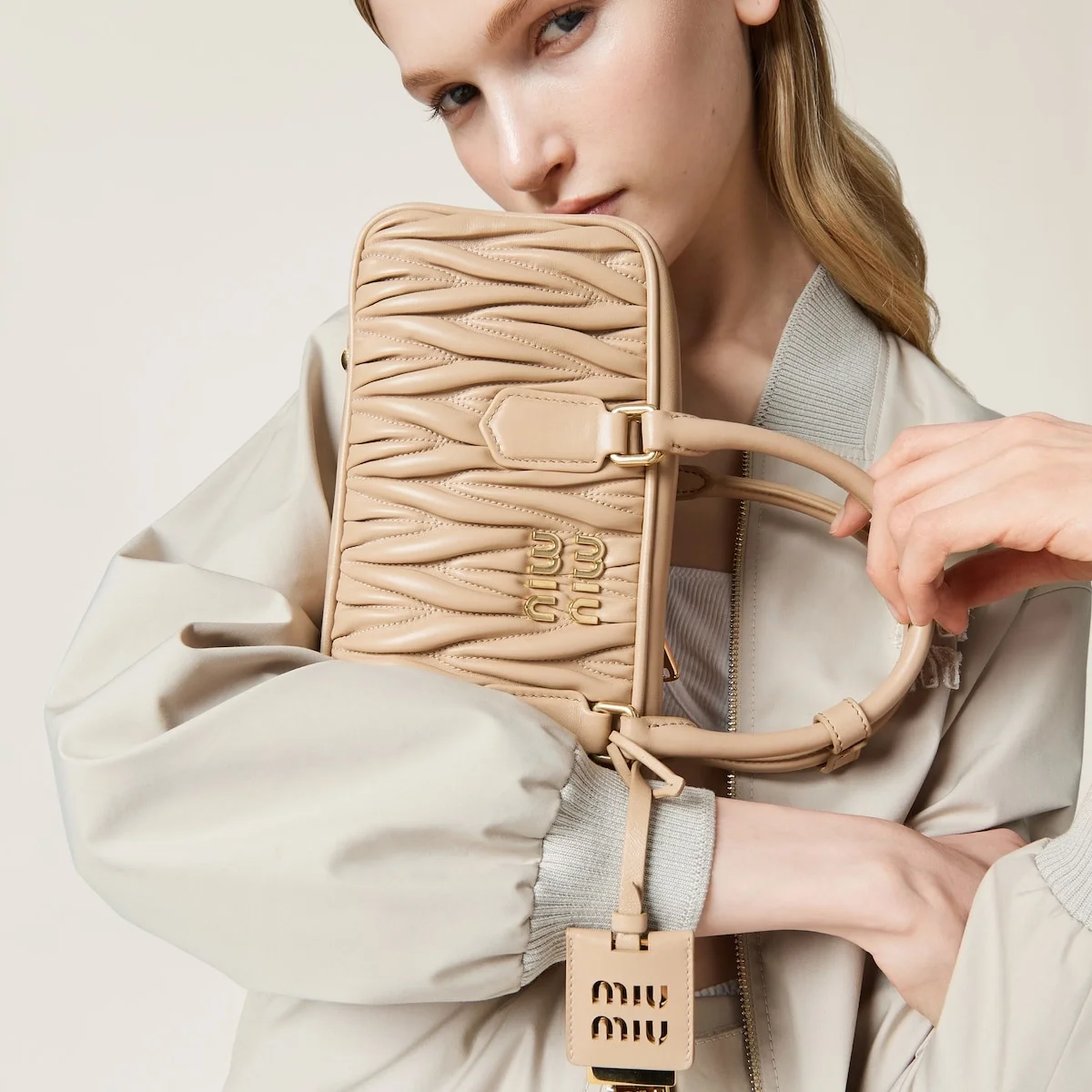 미우미우 라지 아르카디 마테라쎄 나파 가죽백 베이지