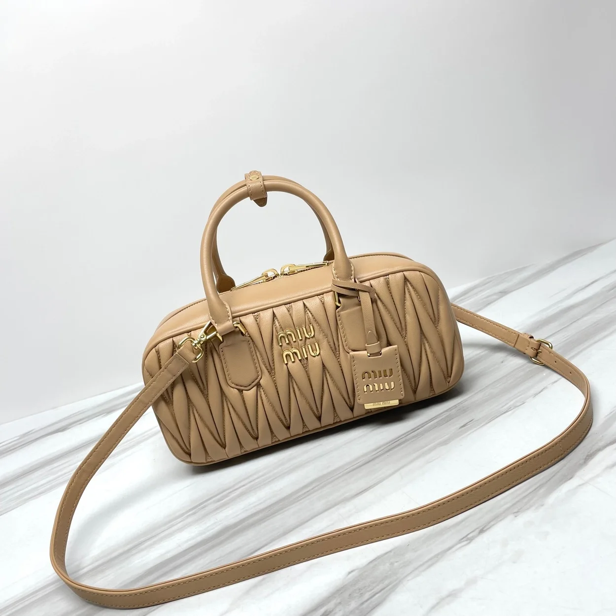 미우미우 라지 아르카디 마테라쎄 나파 가죽백 베이지