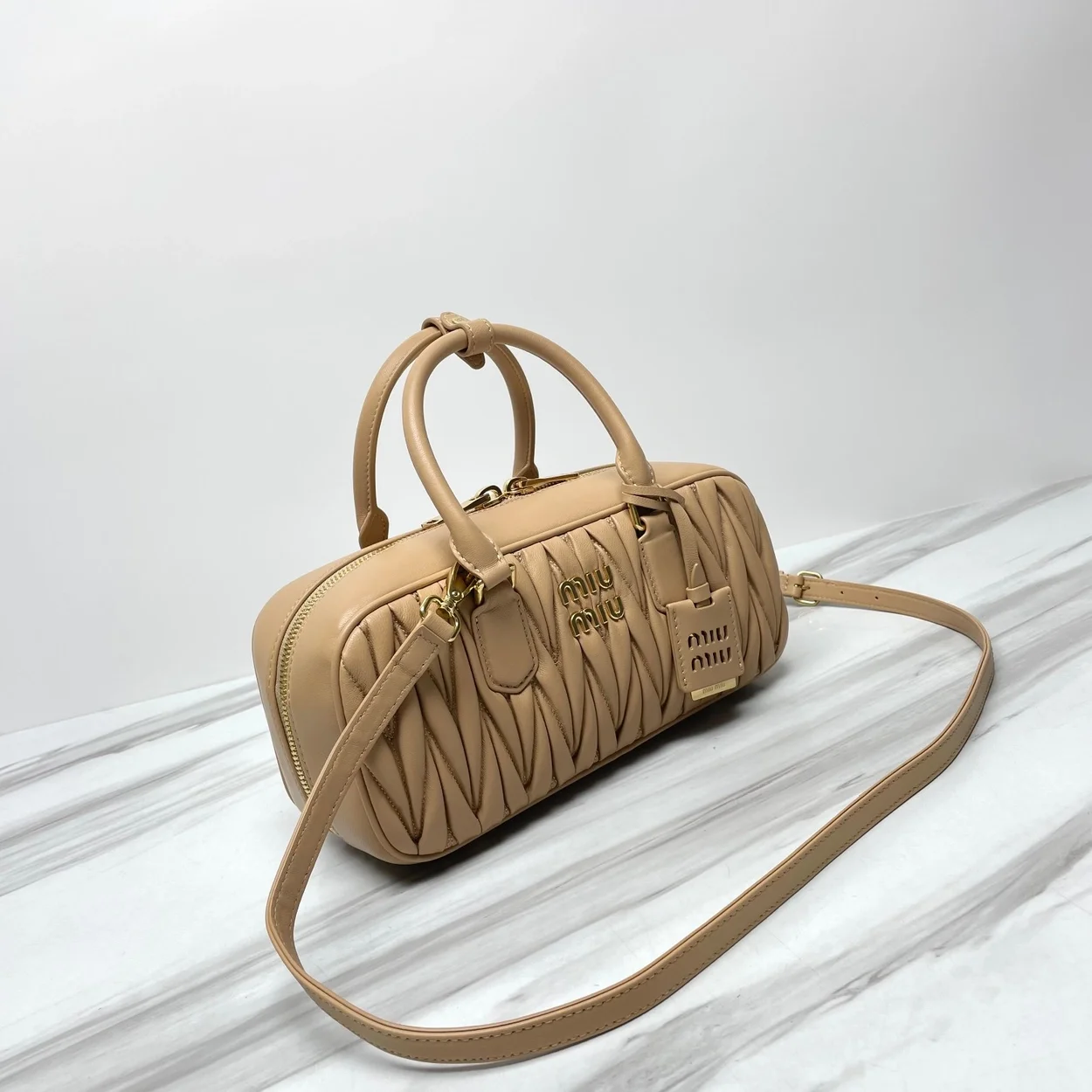 미우미우 라지 아르카디 마테라쎄 나파 가죽백 베이지