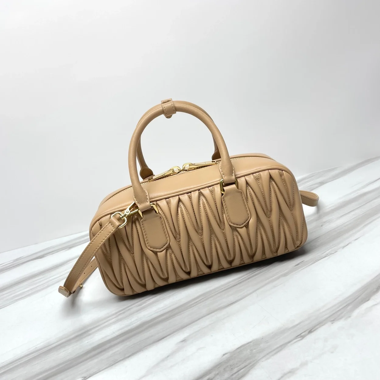 미우미우 라지 아르카디 마테라쎄 나파 가죽백 베이지