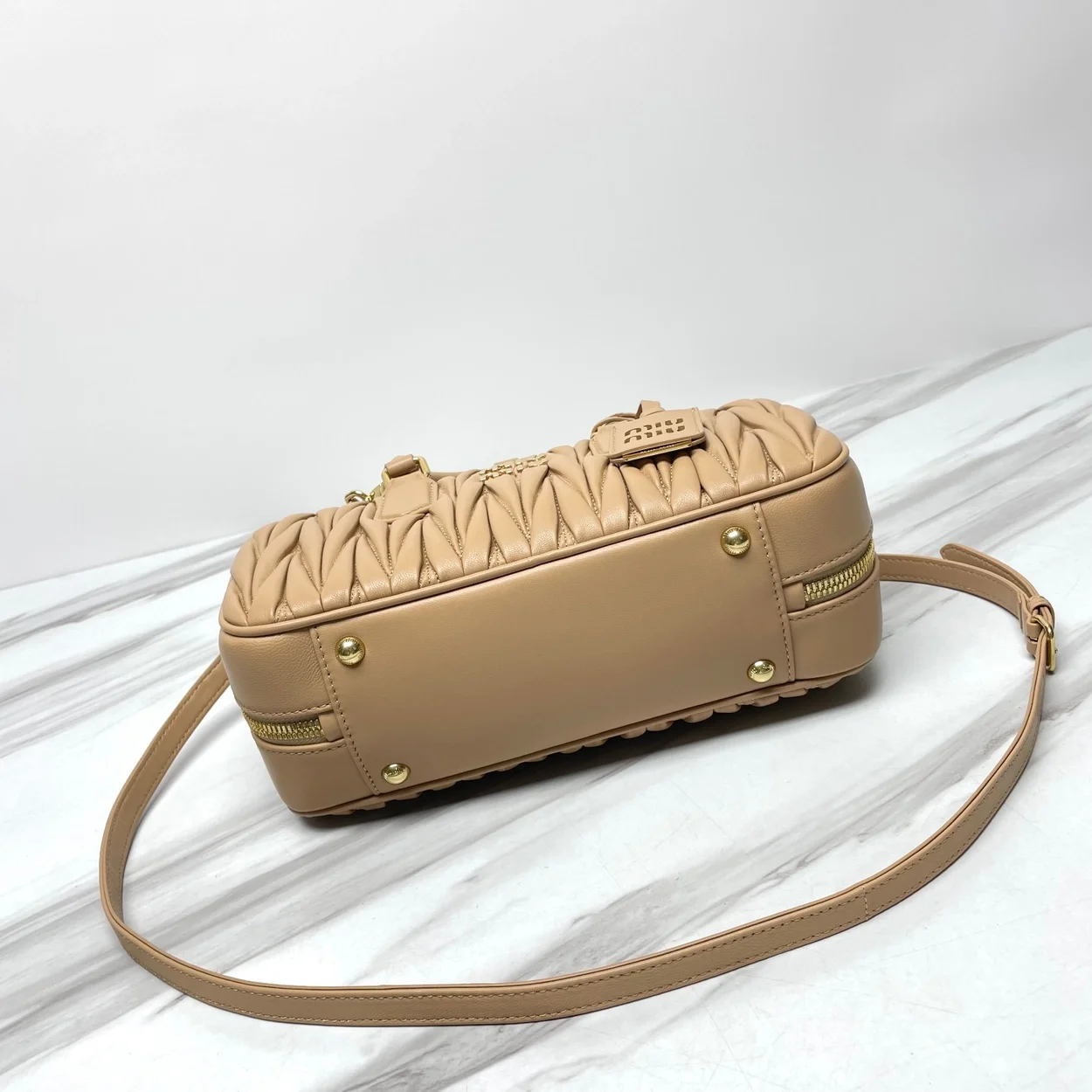 미우미우 라지 아르카디 마테라쎄 나파 가죽백 베이지