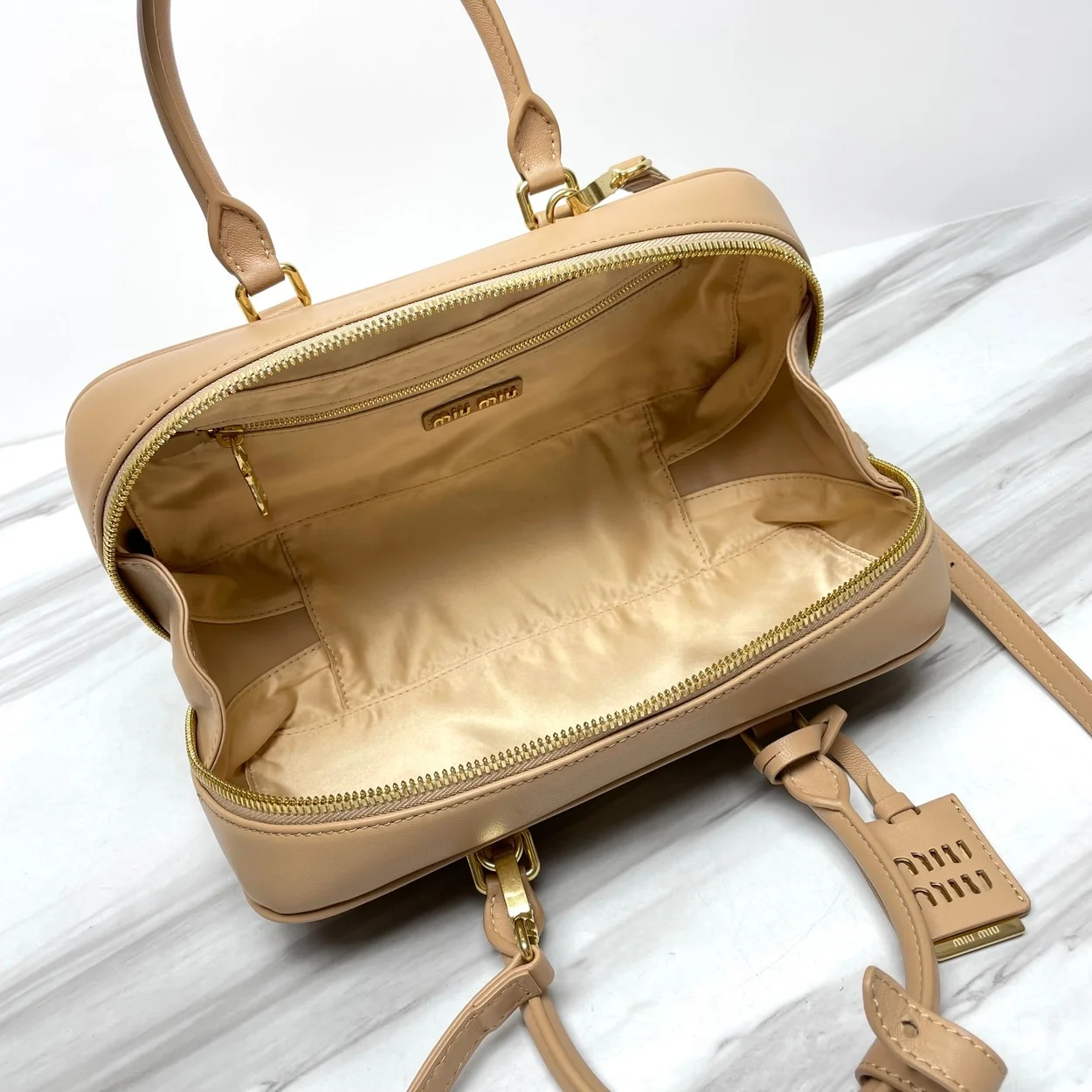 미우미우 라지 아르카디 마테라쎄 나파 가죽백 베이지