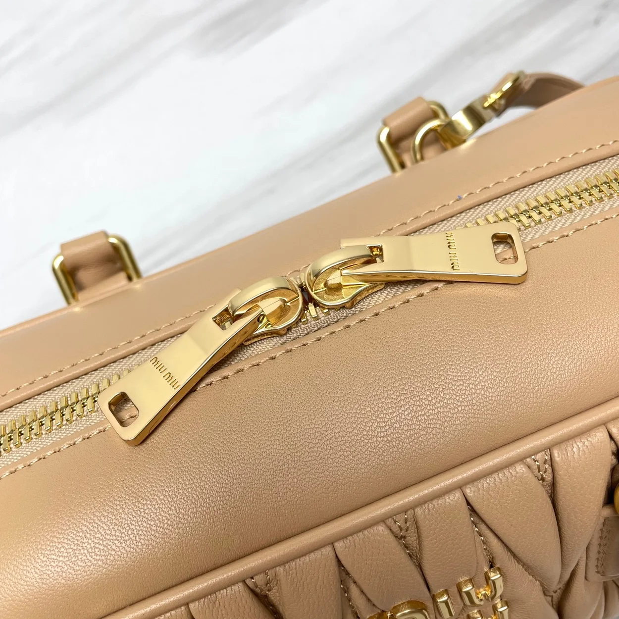 미우미우 라지 아르카디 마테라쎄 나파 가죽백 베이지