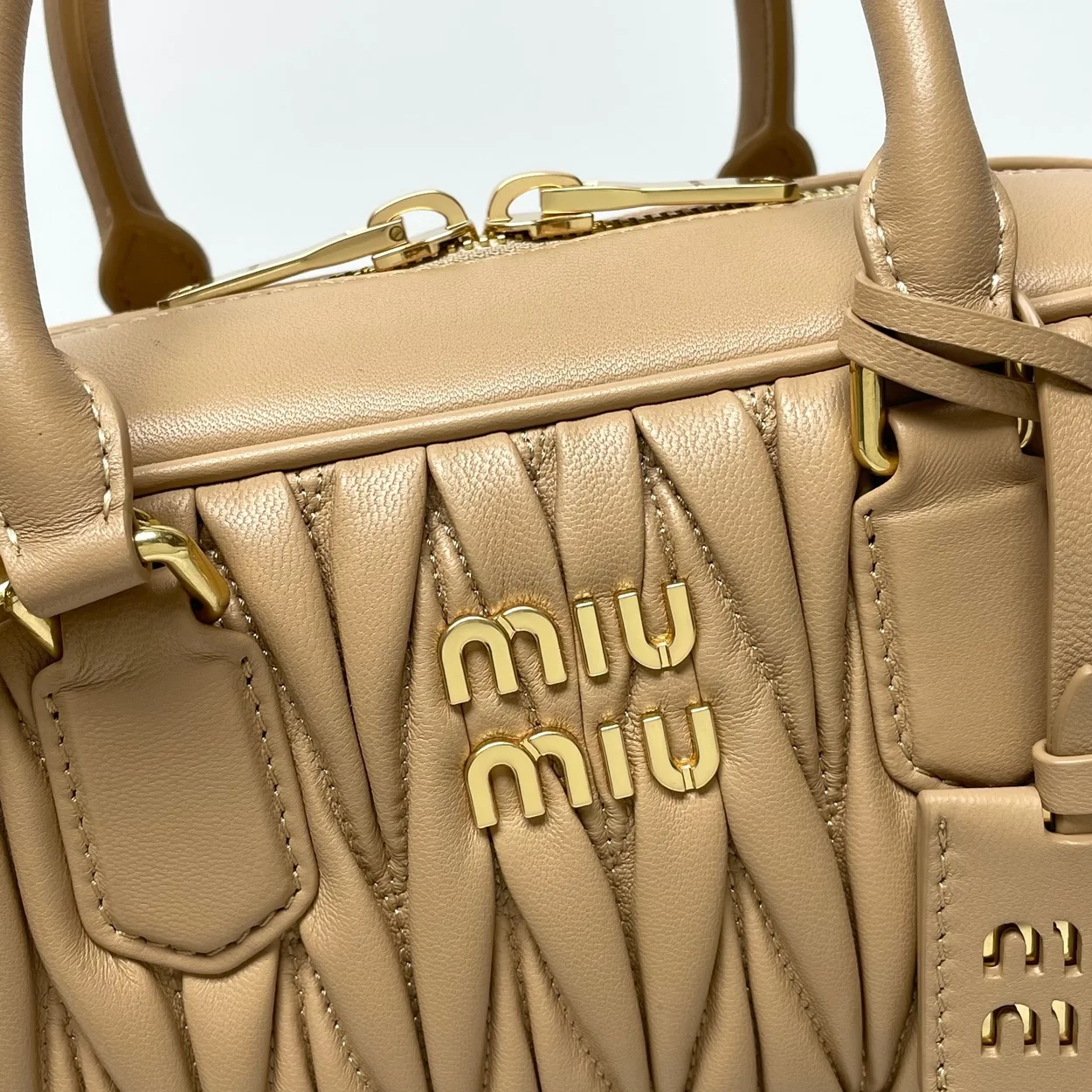 미우미우 라지 아르카디 마테라쎄 나파 가죽백 베이지