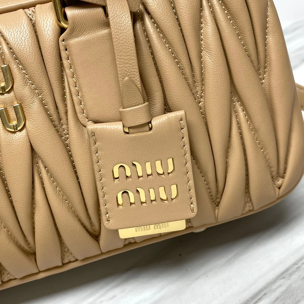 미우미우 라지 아르카디 마테라쎄 나파 가죽백 베이지