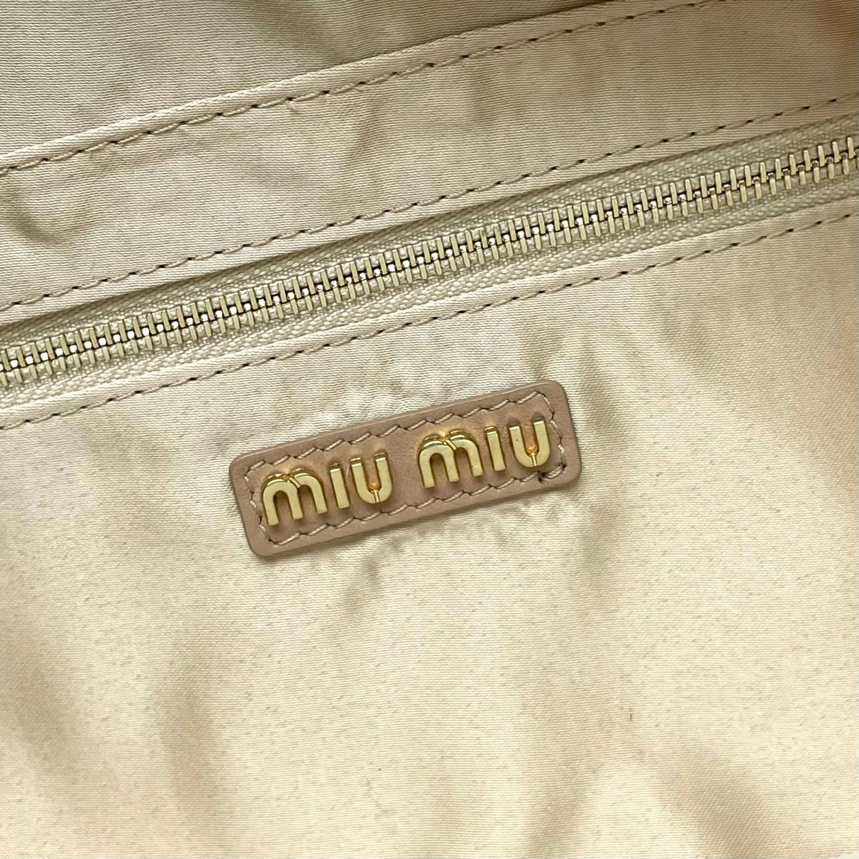 미우미우 라지 아르카디 마테라쎄 나파 가죽백 베이지