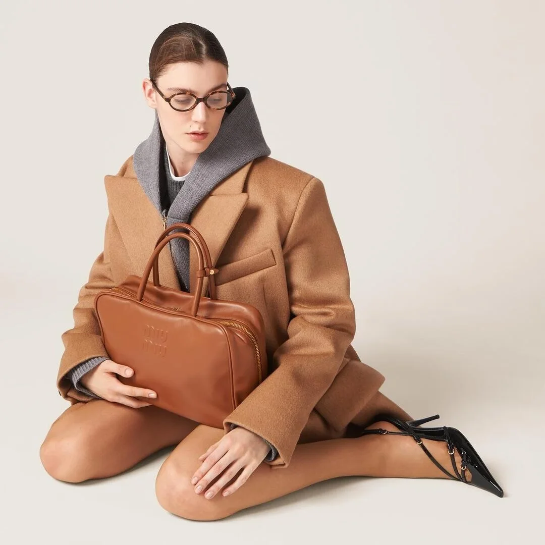 미우미우 가죽 탑 핸들백 브라운