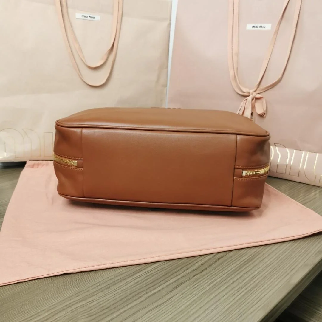 미우미우 가죽 탑 핸들백 브라운