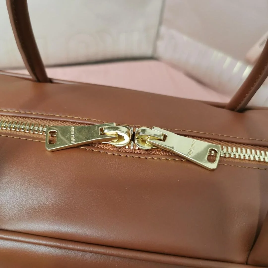 미우미우 가죽 탑 핸들백 브라운