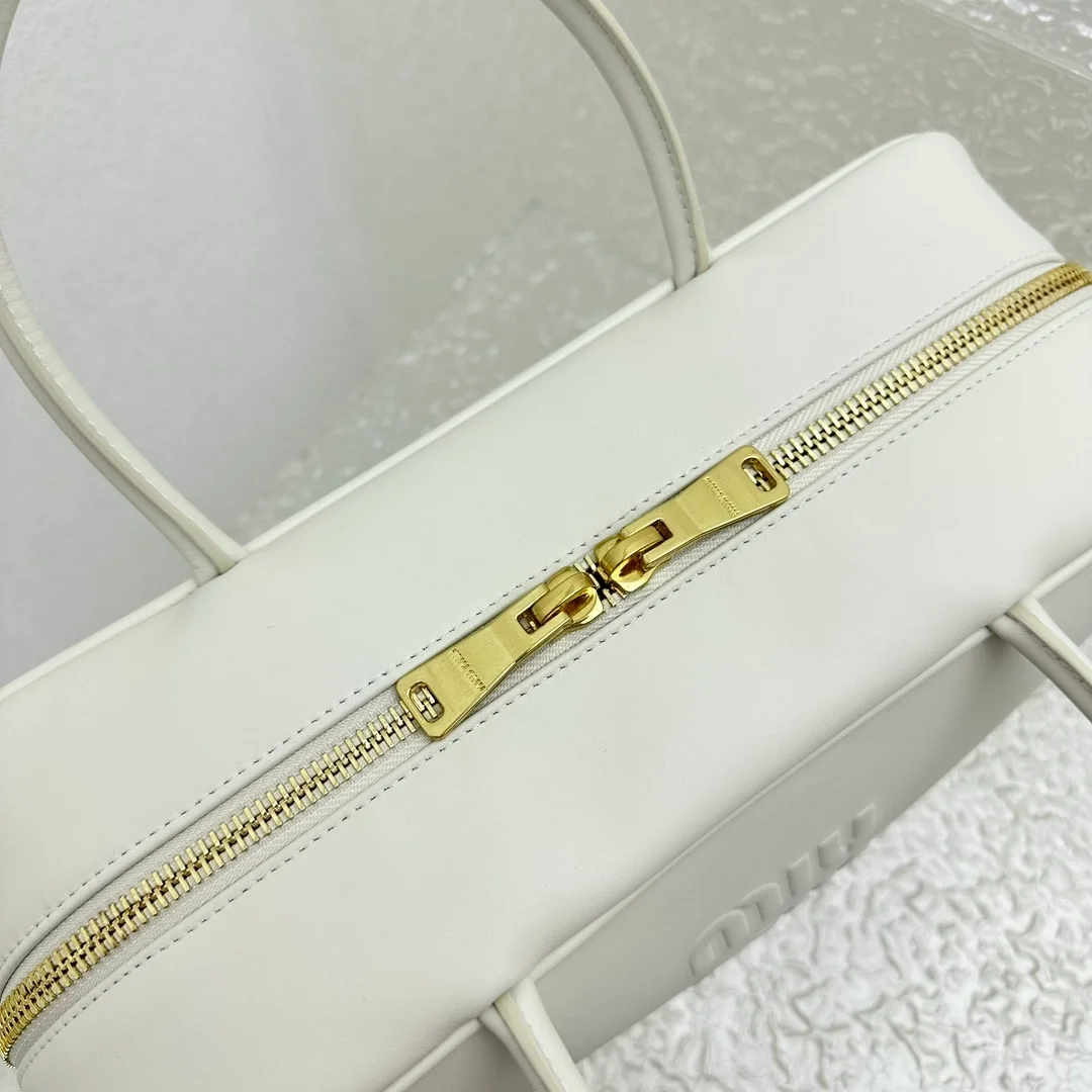 미우미우 가죽 탑 핸들백 화이트