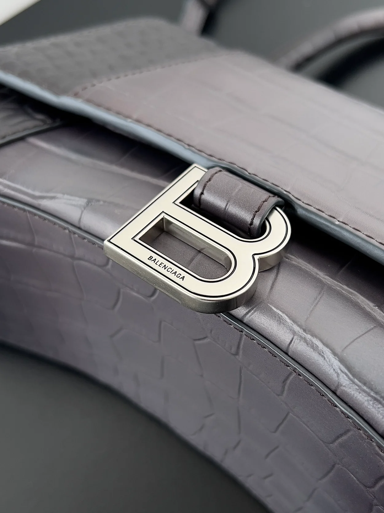 발렌시아가 아워글래스 크로커다일 핸드백