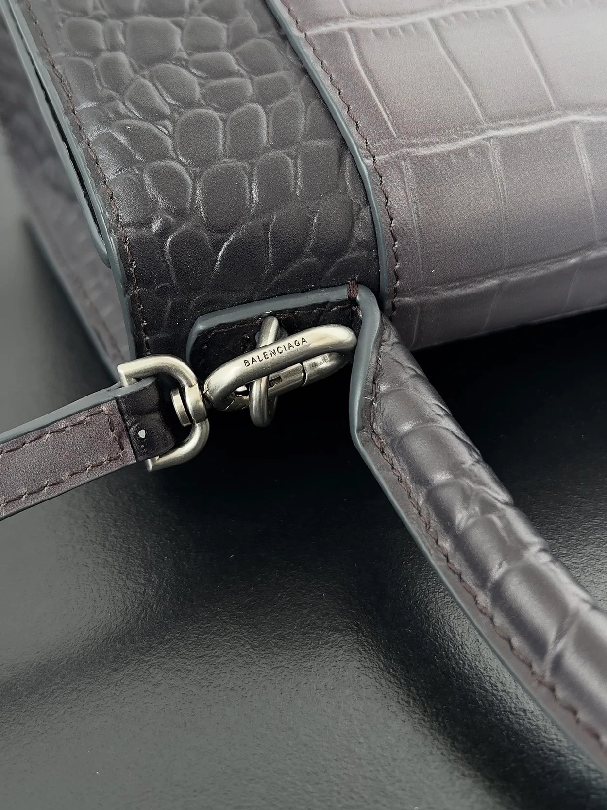 발렌시아가 아워글래스 크로커다일 핸드백