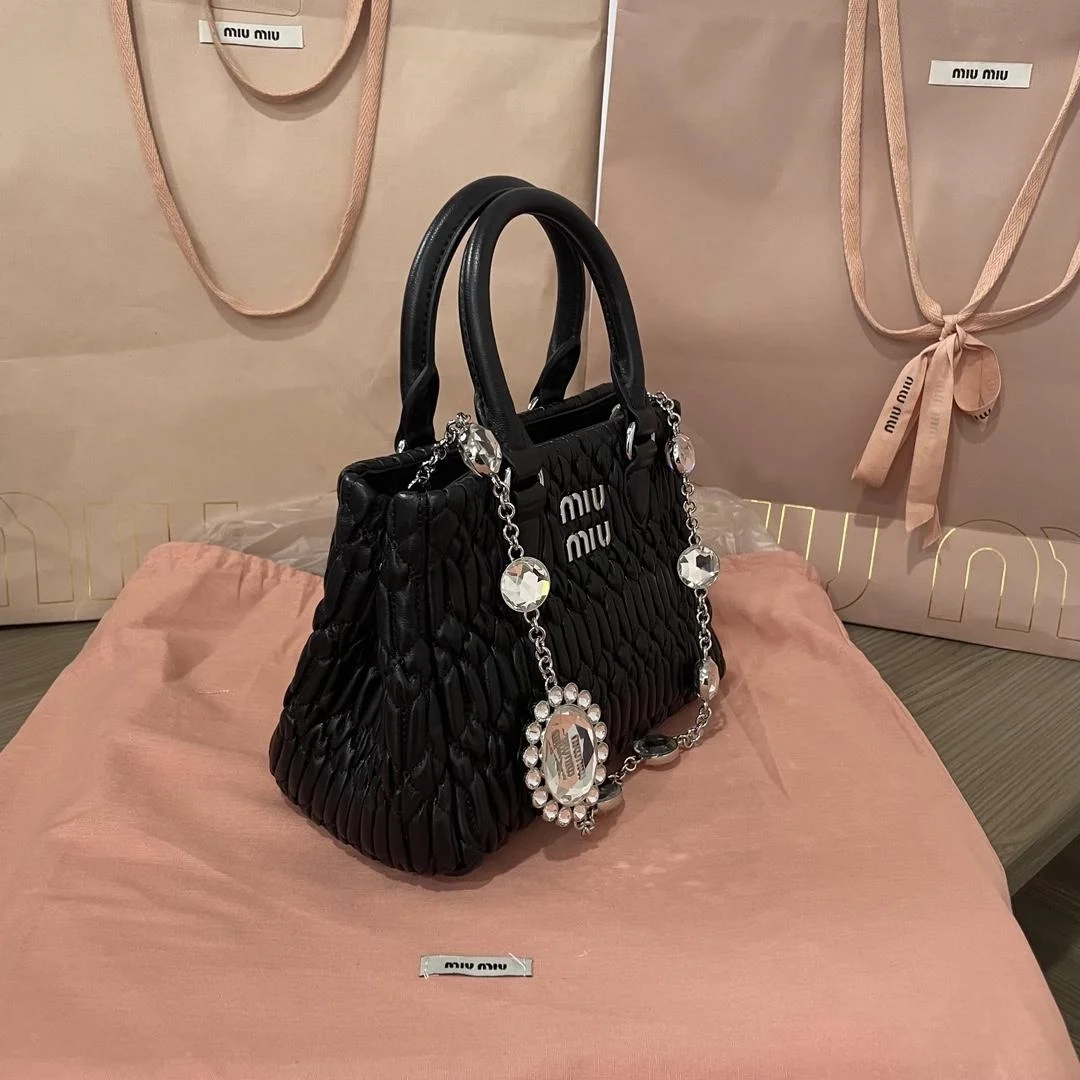미우미우 크리스털 나파 가죽 핸드백 블랙