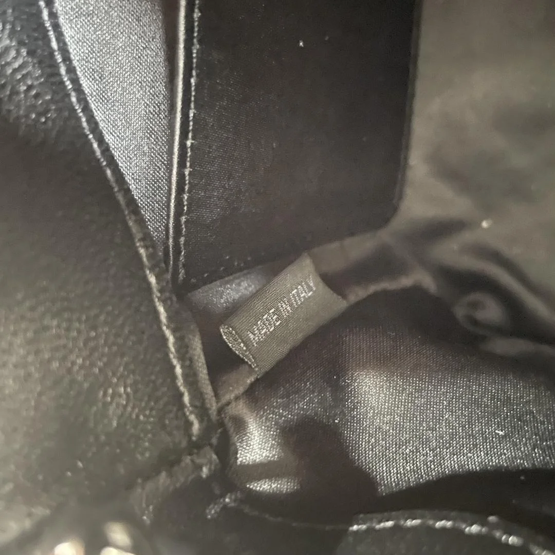 미우미우 크리스털 나파 가죽 핸드백 블랙