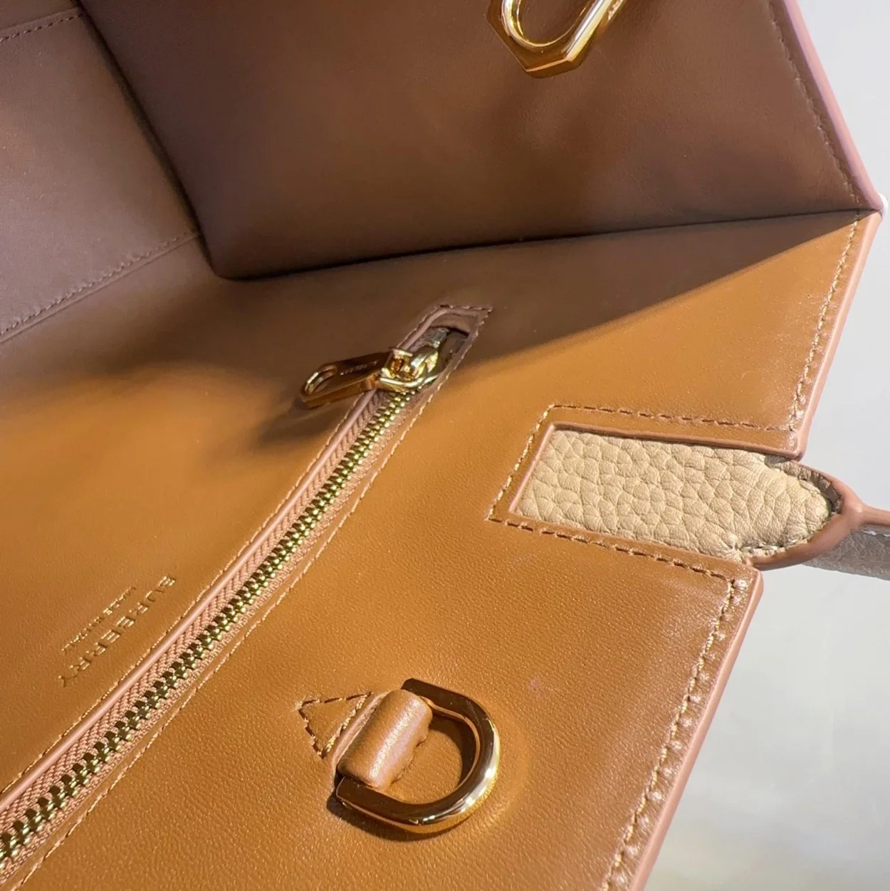 버버리 미니 프란시스 백 웜 탠