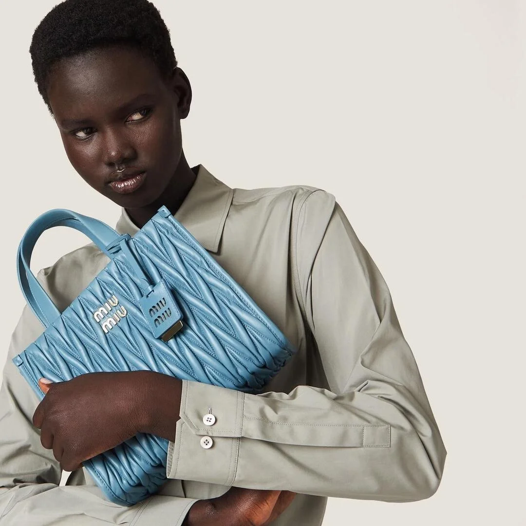 미우미우 마테라쎄 나파 가죽 토트백 블루