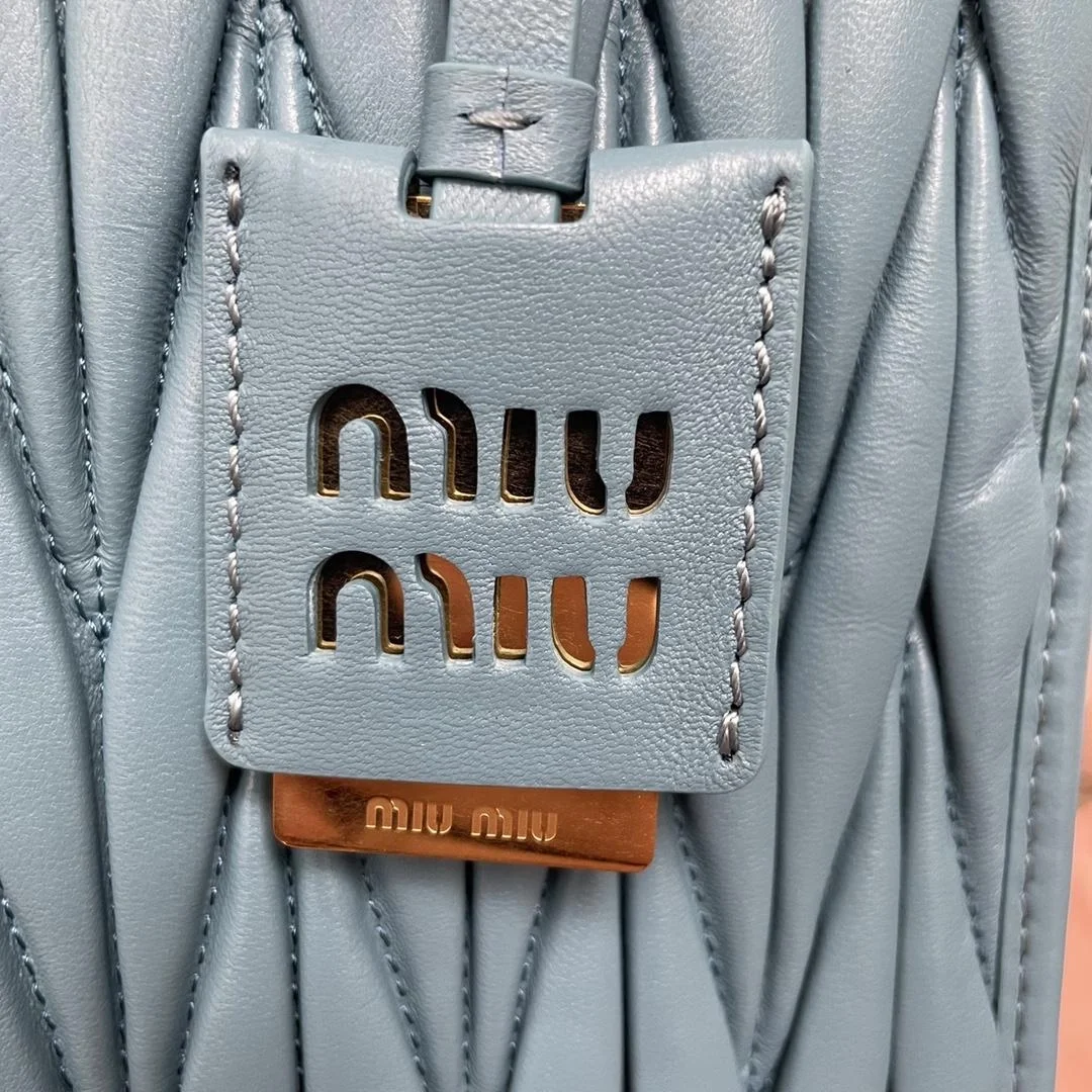 미우미우 마테라쎄 나파 가죽 토트백 블루