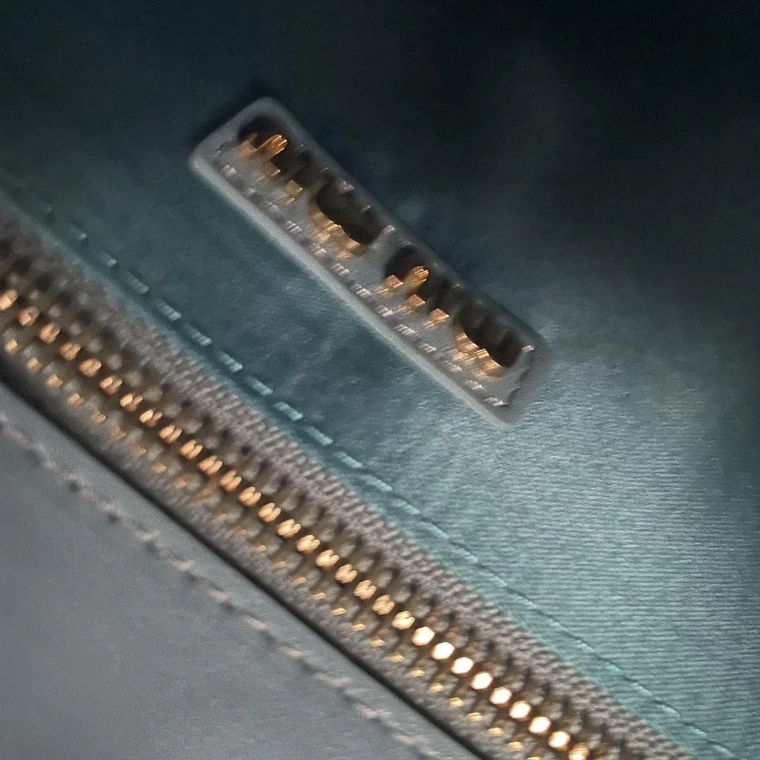 미우미우 마테라쎄 나파 가죽 토트백 블루