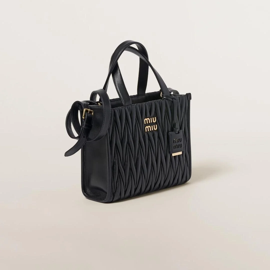 미우미우 마테라쎄 나파 가죽 토트백 블랙