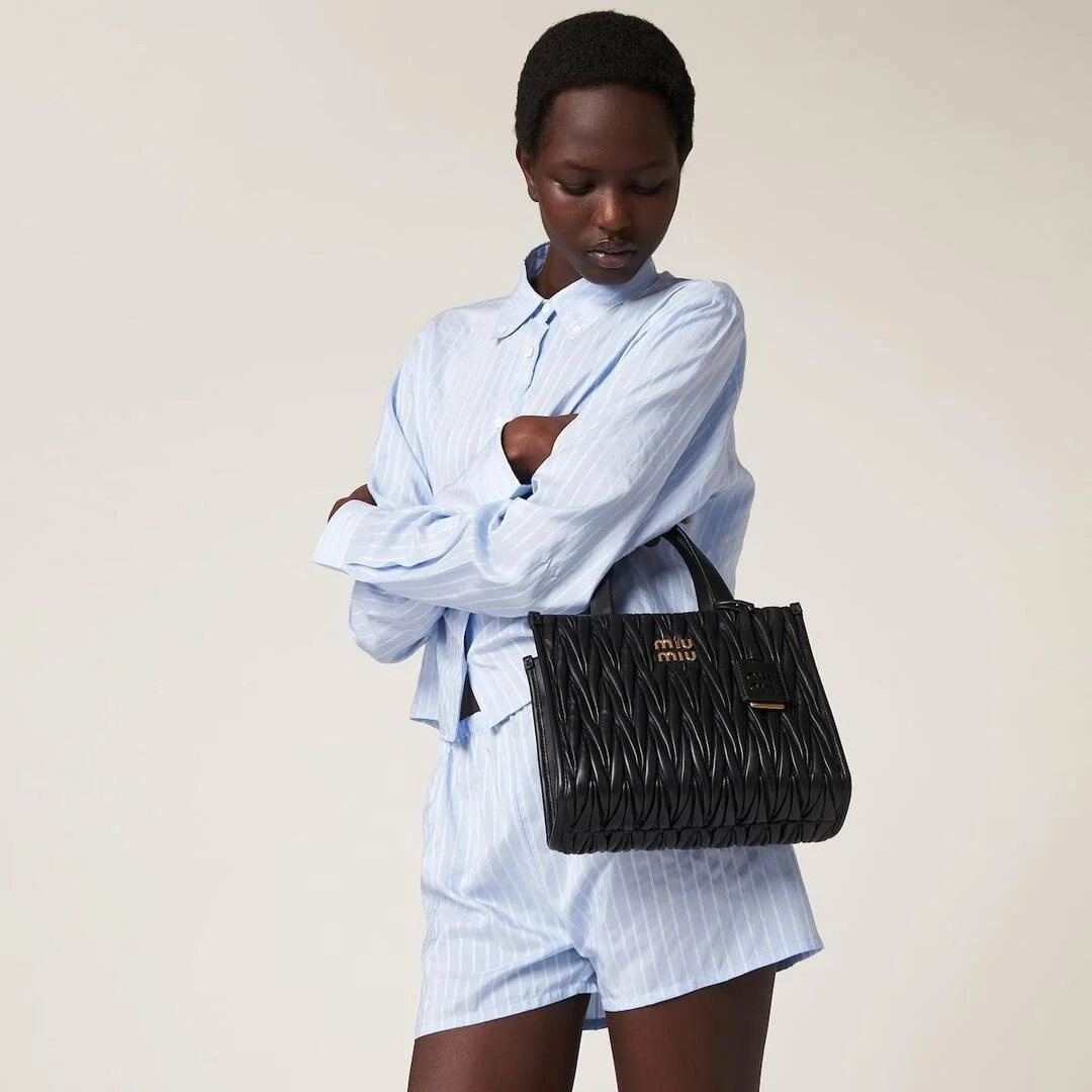 미우미우 마테라쎄 나파 가죽 토트백 블랙