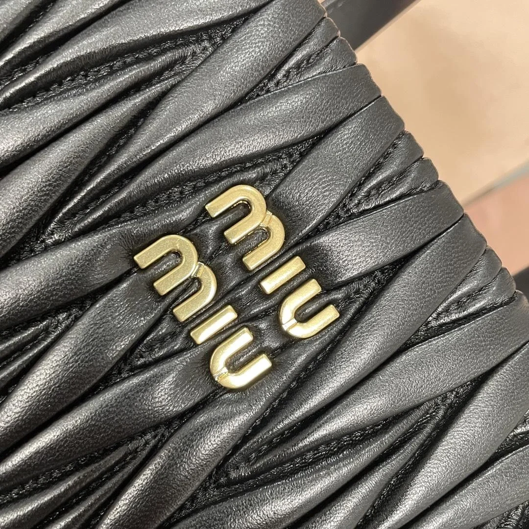 미우미우 마테라쎄 나파 가죽 토트백 블랙