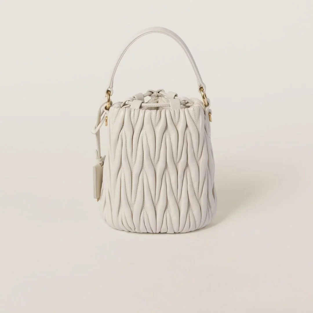 미우미우 마테라쎄 나파 가죽 버킷백 화이트